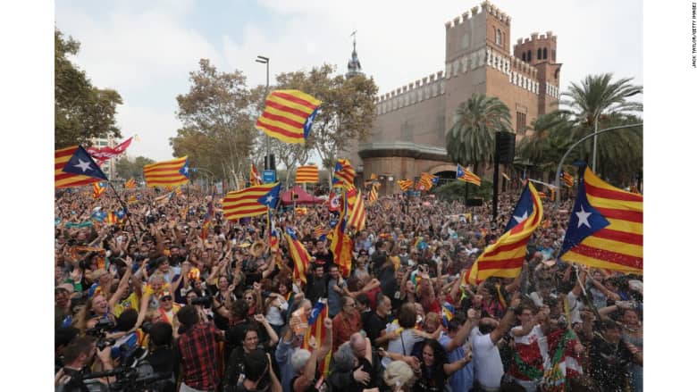 شاهد رد فعل الكتالونيين بعد اعلان برلمانهم الاستقلال
