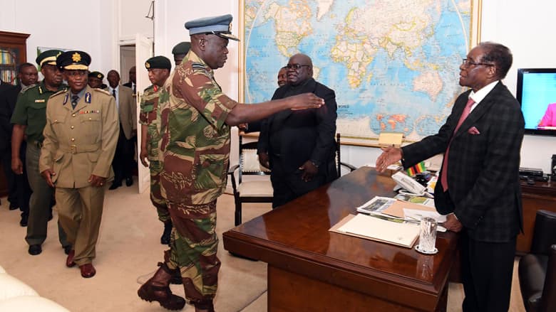 موغابي يرفض التنحي بعد عزله من رئاسة الحزب الحاكم 