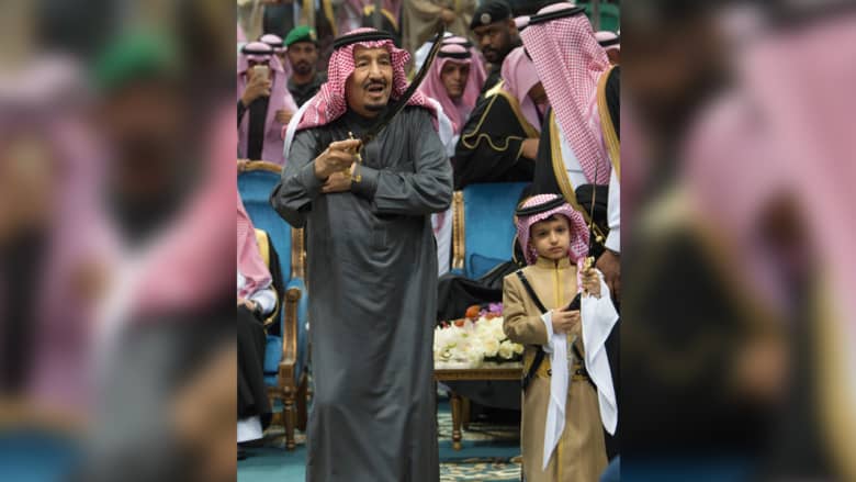 الملك سلمان يؤدي "العرضة" السعودية.. وأول ظهور له مع الأميرين الوليد ومتعب بعد إطلاقهما