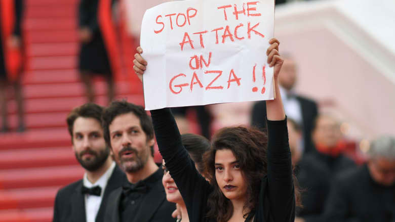 ممثلة لبنانية ترفع لافتة "أوقفوا العدوان على غزة " في مهرجان "كان" السينمائي