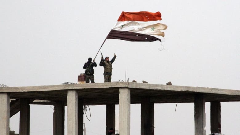 الجيش السوري يرفع علم البلاد بـ"مهد الثورة" ضد حكم الأسد