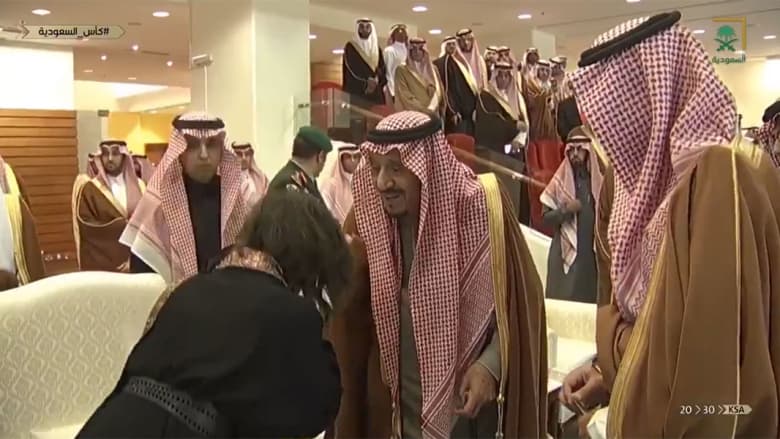 الملك سلمان خلال السلام على حضور بكأس السعودية