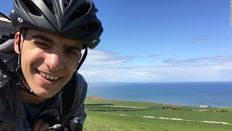 بعد إلغاء الرحلات الجوية بسبب كورونا.. طالب يسافر من اسكتلندا إلى أثينا خلال 48 يوماً على دراجته