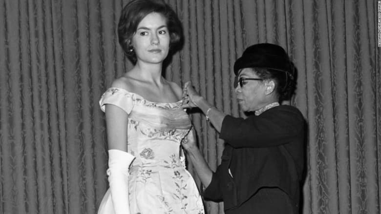  لم تعرفه عن مصممة فستان زفاف جاكلين كينيدي