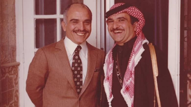الأمير الحسن بن طلال (يمين الصورة) مع أخيه العاهل الأردني الراحل الملك الحسين بن طلال 