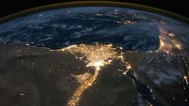 سفارة أمريكا في مصر تنشر صورة فضائية ليلية للنيل "وكيف تبدو القاهرة"