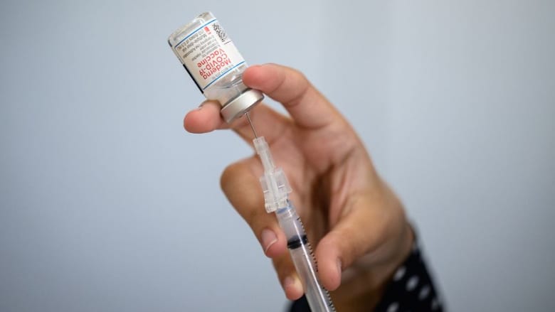 مع خلط بعض البلدان للقاحات فيروس كورونا.. ما مدى فعالية وضرورة هذا النهج؟