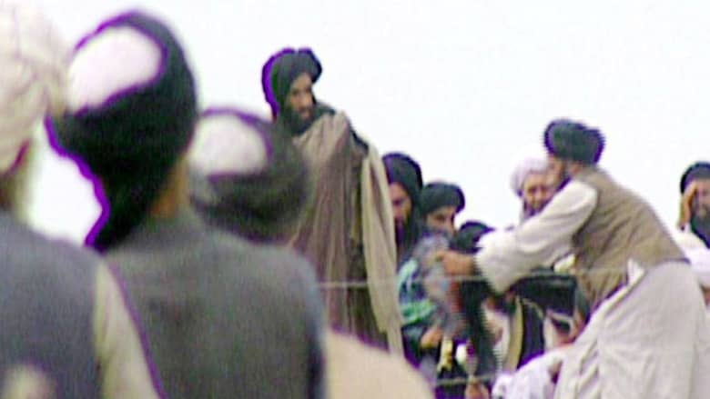 صورة من مقطع فيديو لقناة BBC تظهر الملا محمد عمر (منتصف الصورة) مع موالين في قندهار 1996