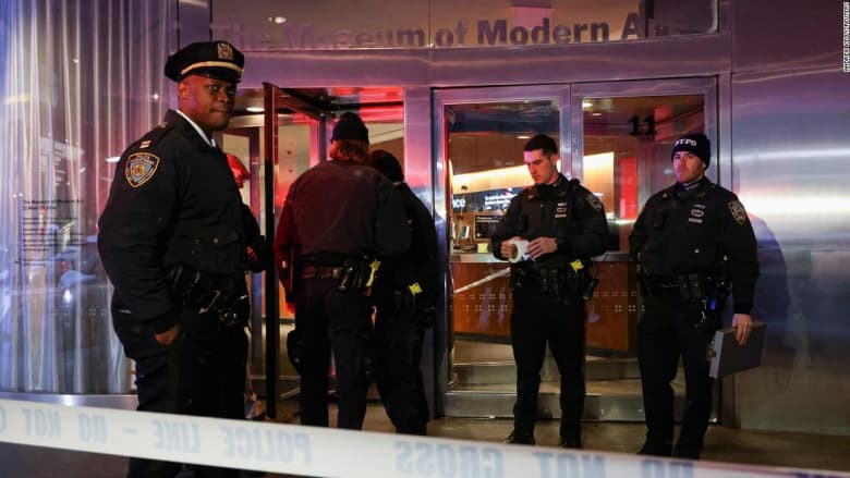 فيديو يظهر حالة الذعر لحظة وقوع حادثة طعن داخل متحف في نيويورك