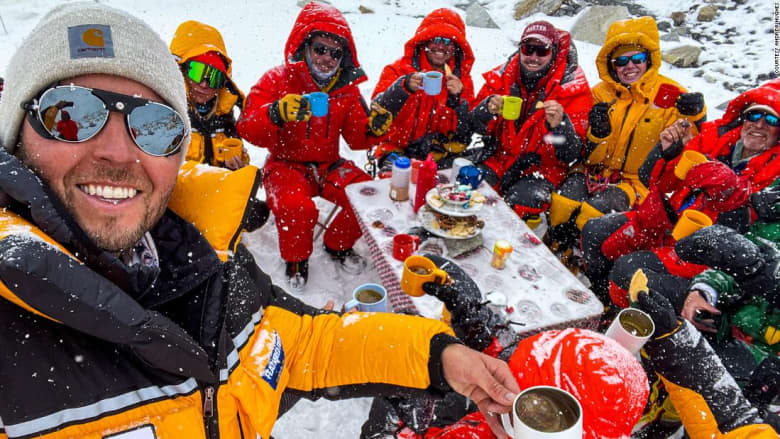 على قمة جبل إيفرست..مغامر يقيم أعلى حفلة شاي في العالم ويدخل موسوعة غينيس