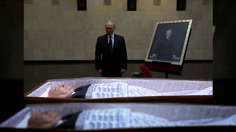 شاهد كيف ودع فلاديمير بوتين غورباتشوف آخر زعماء الاتحاد السوفيتي.. لماذا لن يحضر جنازته؟