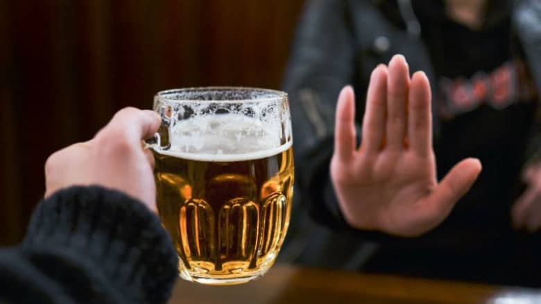 قلق بشأن كمية الكحول التي تشربها؟ إليك 5 خطوات للالتزام بالحد المقبول