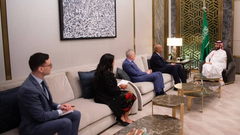 اجتماع في جدة بين محمد بن سلمان وسيناتور أمريكي.. ووزير خارجية السعودية يتلقي اتصالا بلينكن 