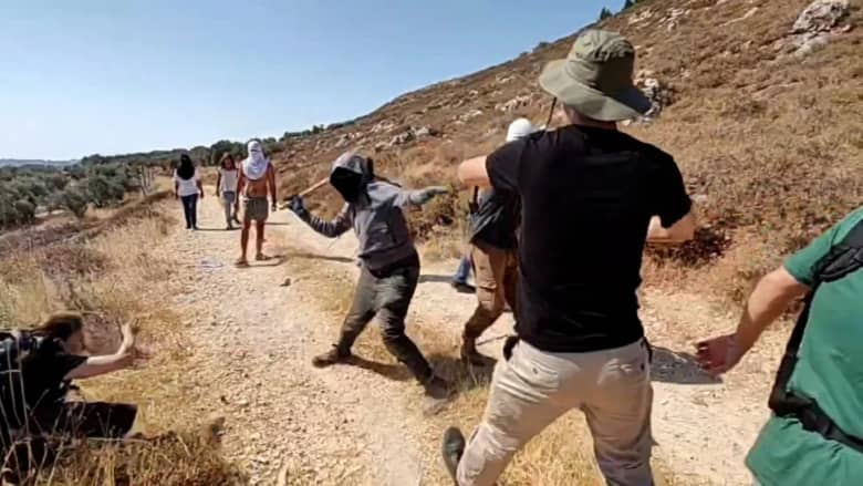 مستوطنون إسرائيليون يعتدون على نشطاء أجانب ومزارعين فلسطينيين في الضفة الغربية