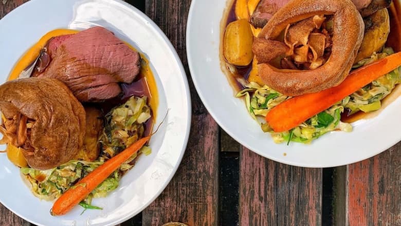 مقاعد هذه الحانة البسيطة في بريطانيا محجوزة للسنة بأكملها.. لماذا يتوق الزوار إليها؟