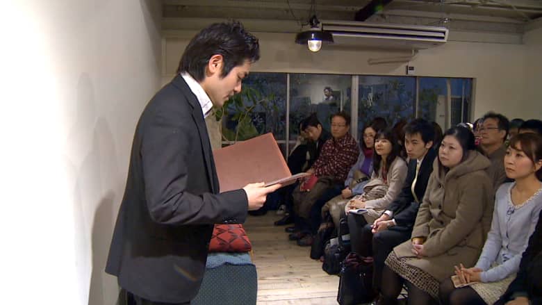 "ساقي الدموع" ينظم جلسات بكاء في اليابان للتخلص من الهموم