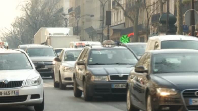 فرنسا تفرض حظراً على السيارات للحد من التلوث