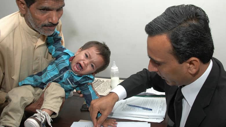 شاهد "تبصيم" الرضيع  الباكستاني بعد اتهامه بمحاولة قتل