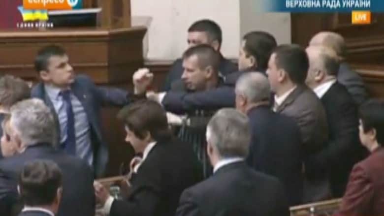 عراك بالأيادي في البرلمان الأوكراني