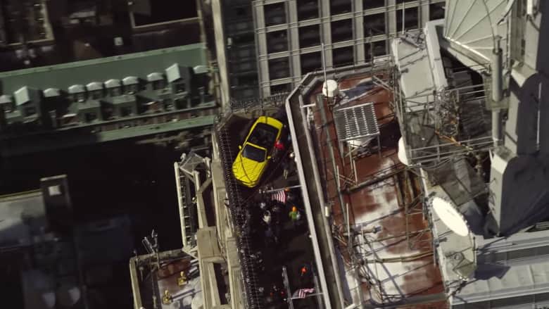 كيف وصلت سيارة فورد مستانغ إلى ارتفاع 86 طابقا؟