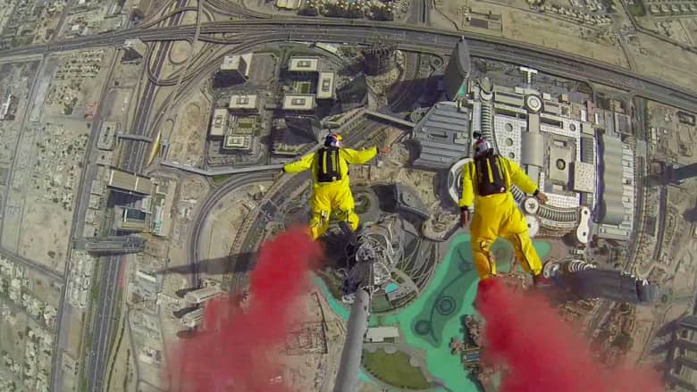 مغامران يقفزان من قمة برج خليفة الأعلى بالعالم