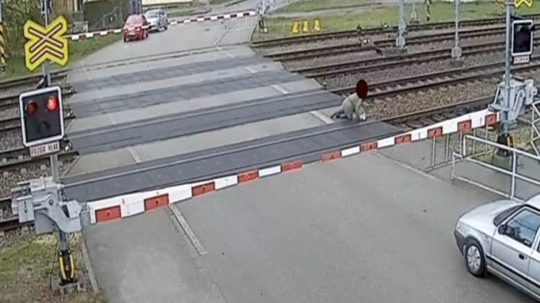 عجوز ينجو بأعجوبة من مواجهة مع قطار فائق السرعة!