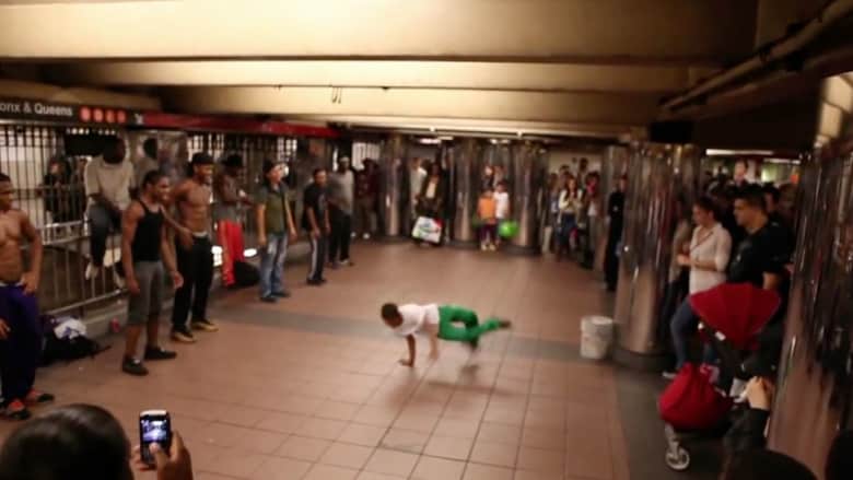 يرقصون في قطارات نيويورك للحصول على قوت يومهم