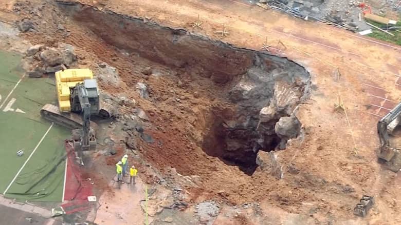 حفرة ضخمة تبتلع ملعبا في تينيسي