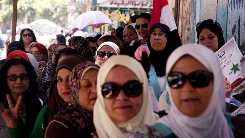 بالفيديو.. المصريات يقفن في صف الانتظار لانتخاب الرئيس