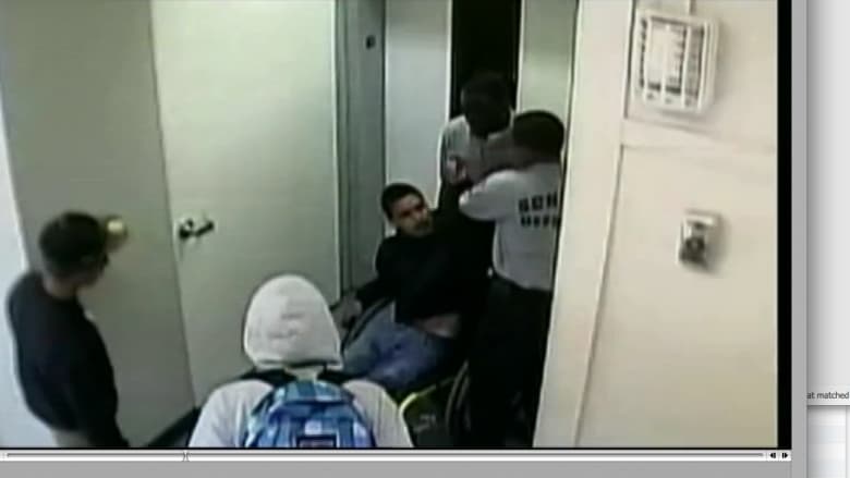 حارسا أمن في مدرسة بكاليفورنيا يعتديان على طالب مقعد