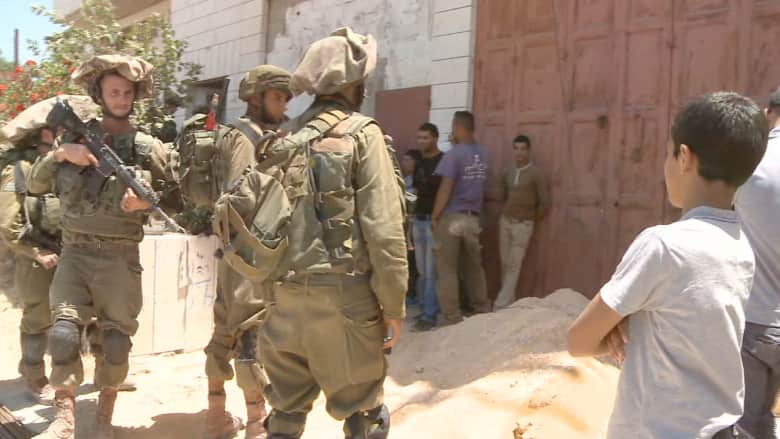 القوات الإسرائيلية تمشط بيوت الفلسطينيين بحثا عن الشبان المفقودين