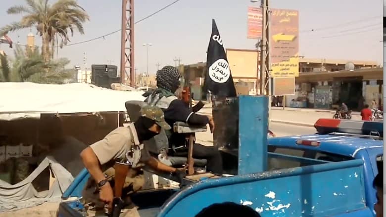مقاتلو داعش يجوبون شوارع بلدة القائم على الحدود مع سوريا