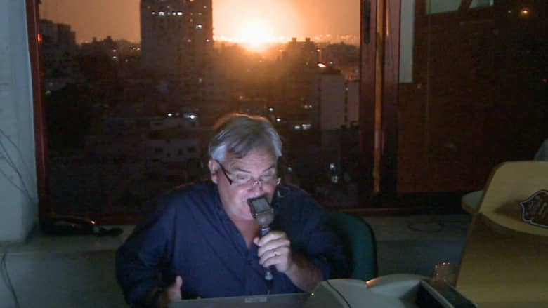 مراسل شبكة CNN يشهد انفجارات في غزة