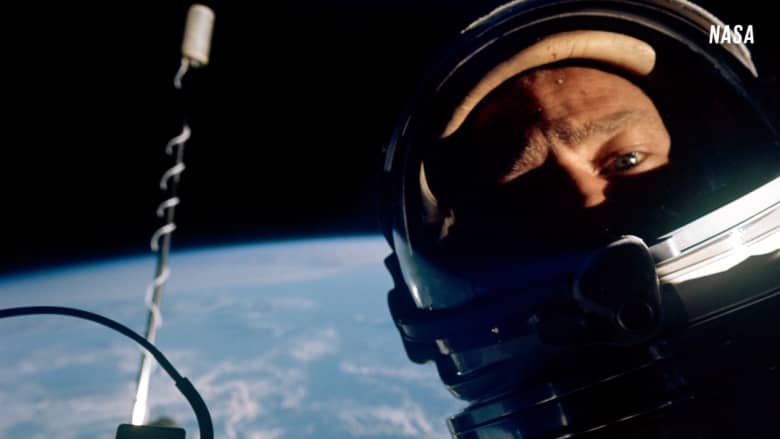 أول صورة سيلفي من الفضاء في عام 1966