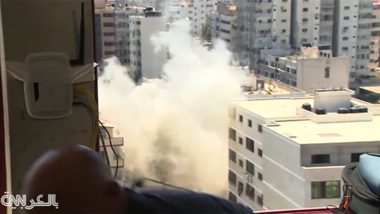 شاهد الانفجار خلف مراسل CNN خلال بث حي من غزة