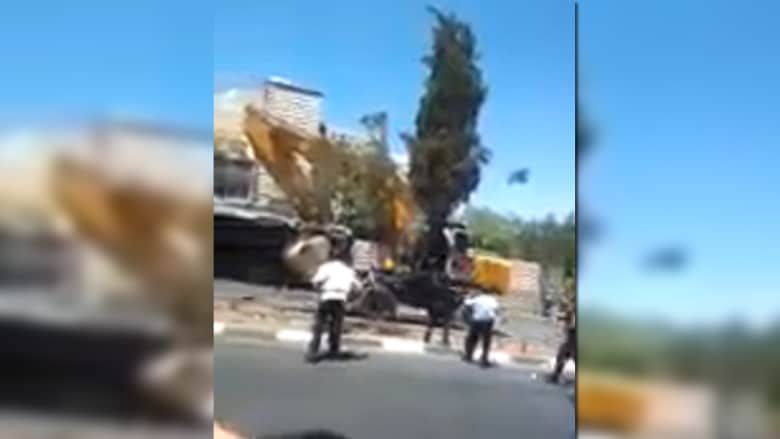 بالفيديو.. لحظة مطاردة ومقتل سائق جرافة هاجم حافلة إسرائيلية بالقدس