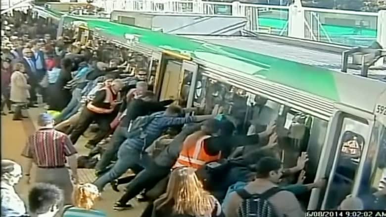50 شخصا يدفعون قطارا يزن 90 طنا لتحرير راكب علق بينه وبين سكة الحديد