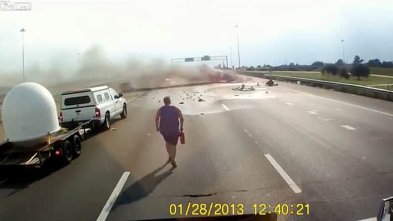 شاهد سائق شاحنة وهو ينقذ جدة وطفلة علقا بداخل مركبة تحترق
