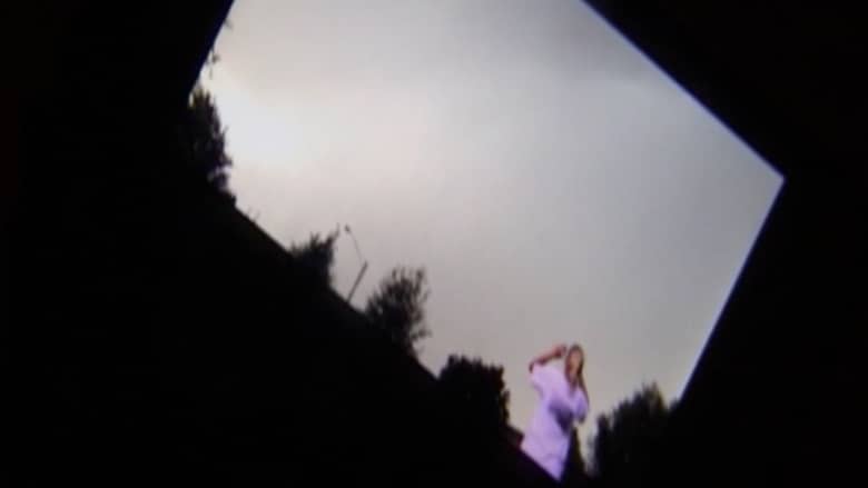 بالفيديو..  لحظة إصابة امرأة بصاعقة برق في أمريكا