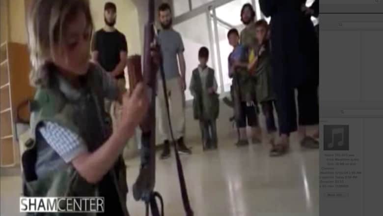 بالفيديو .. كيف يربي داعش الأطفال على الولاء والموت واستخدام السلاح ؟