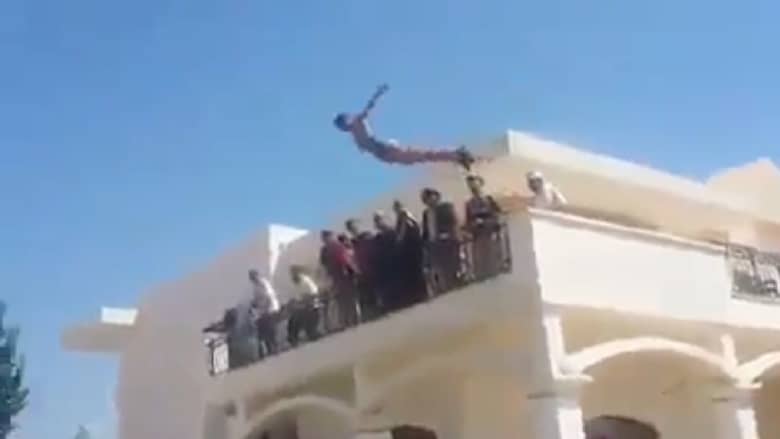 بالفيديو.. عناصر من الميليشيات الليبية يسبحون داخل مجمع السفارة الأمريكية بطرابلس