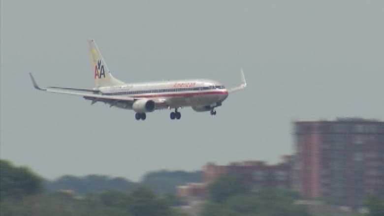 بالفيديو.. بفارق 5 دقائق طائرتان أمريكيتان تعودان إلى المطار لخلل فني