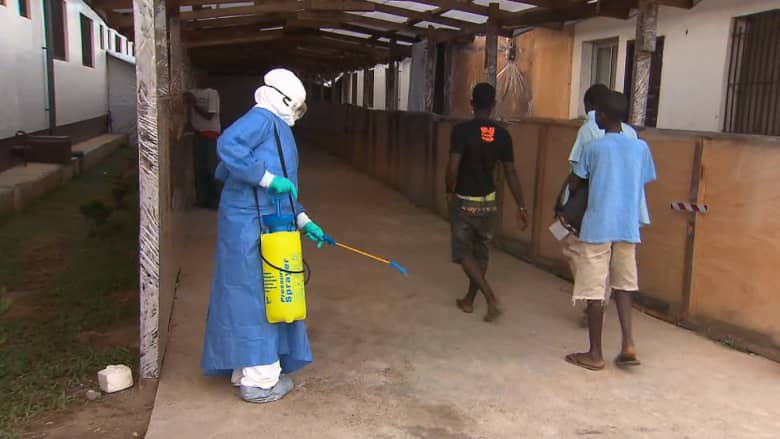مرضى إيبولا يتساقطون أمام مستشفى مخصص لهم.. غير مجهز طبيا