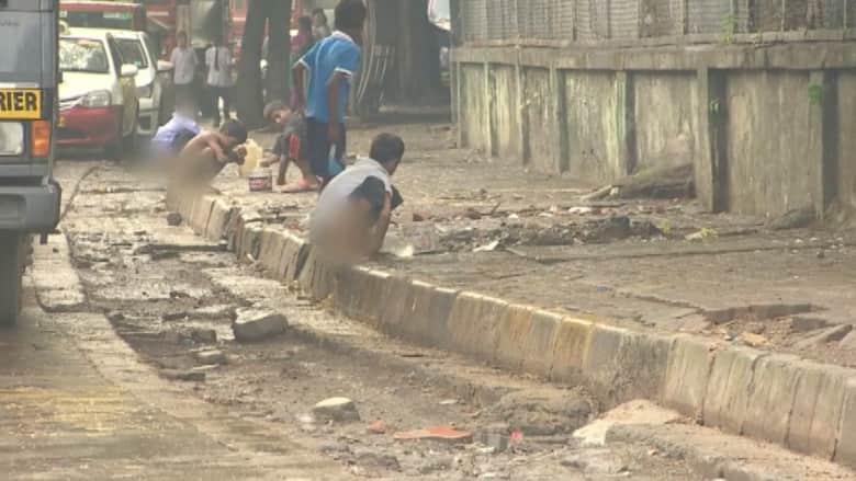 بالفيديو.. 130 مليون أسرة تقضي حاجتها في شوارع الهند