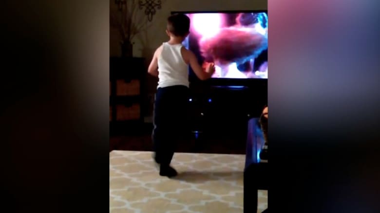 طفل يتقن رقصات الفيلم الشهير "درتي دانسينغ"