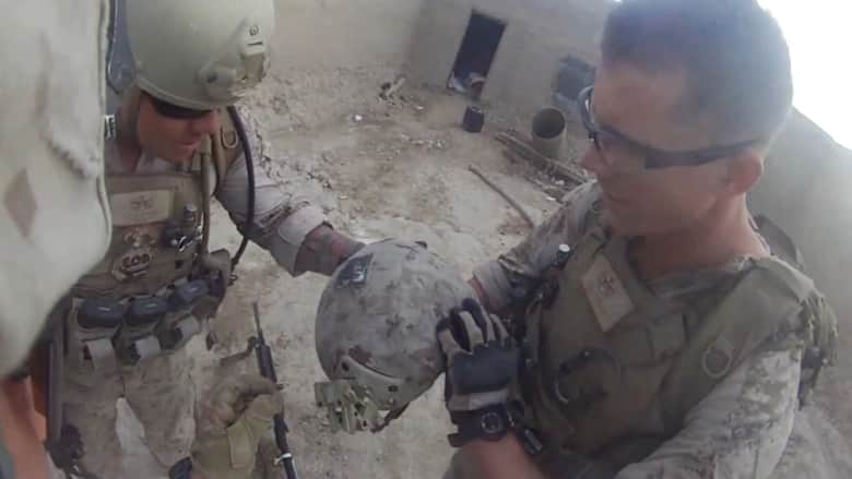 رصاصة قناص على رأس جندي تسجلها كاميرا مثبتة على الخوذة 