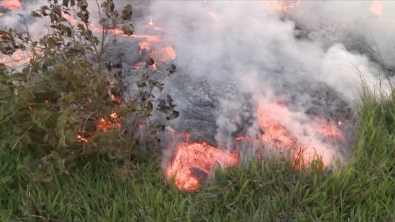 بالفيديو.. الحمم البركانية تلاحق السكان في هاواي