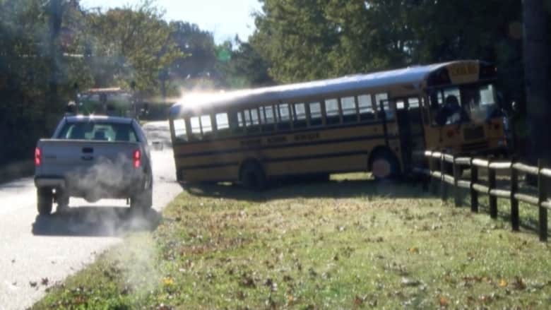 سائقة حافلة مدرسة تموت خلف عجلة القيادة وهي تنقل الطلاب