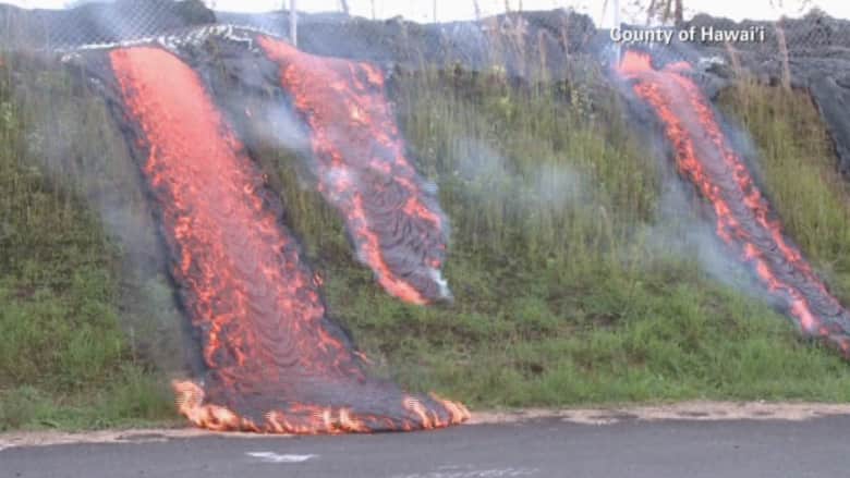بالفيديو.. سيول من الحمم البركانية تجتاح  شوارع هاواي