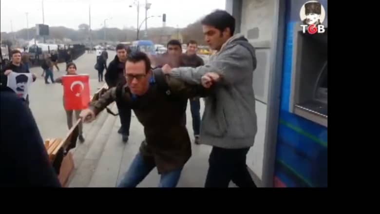 بالفيديو.. "اعتداء" على ثلاثة جنود أمريكيين في اسطنبول
